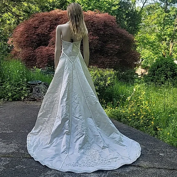 SIGNATURE sz 12 Wedding gown with train BEADED - Picture 1 of 8